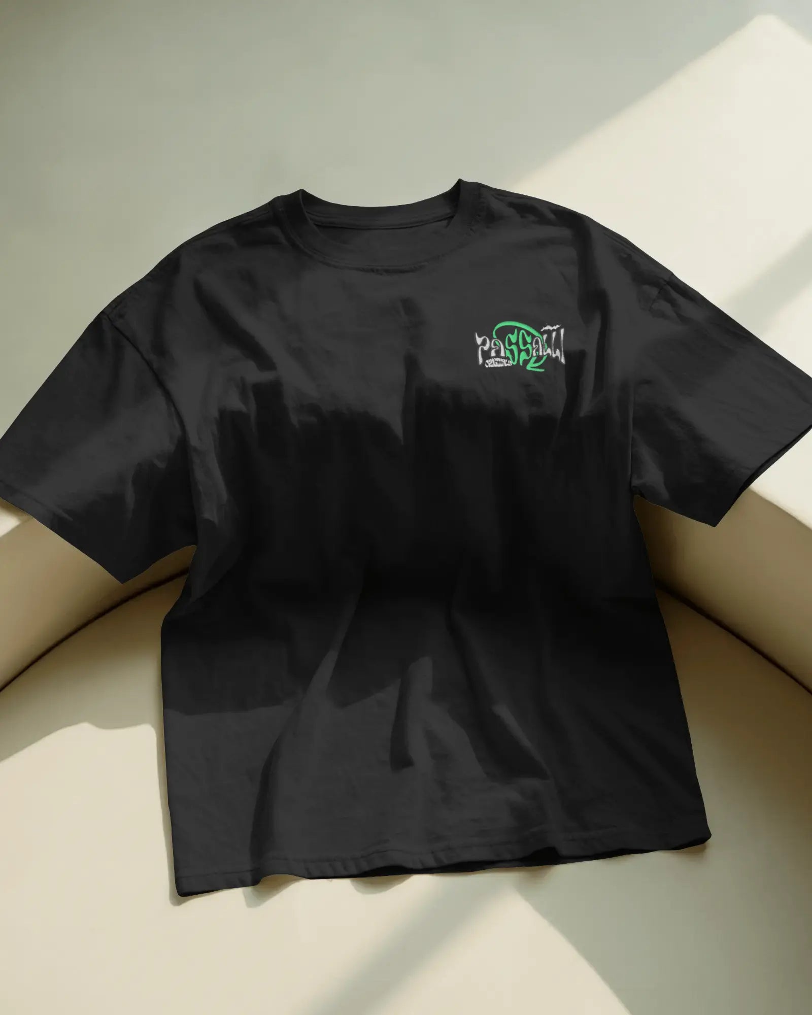 Classic T-Shirt mit Front Stick - Back and Front Print - Black Pasalli